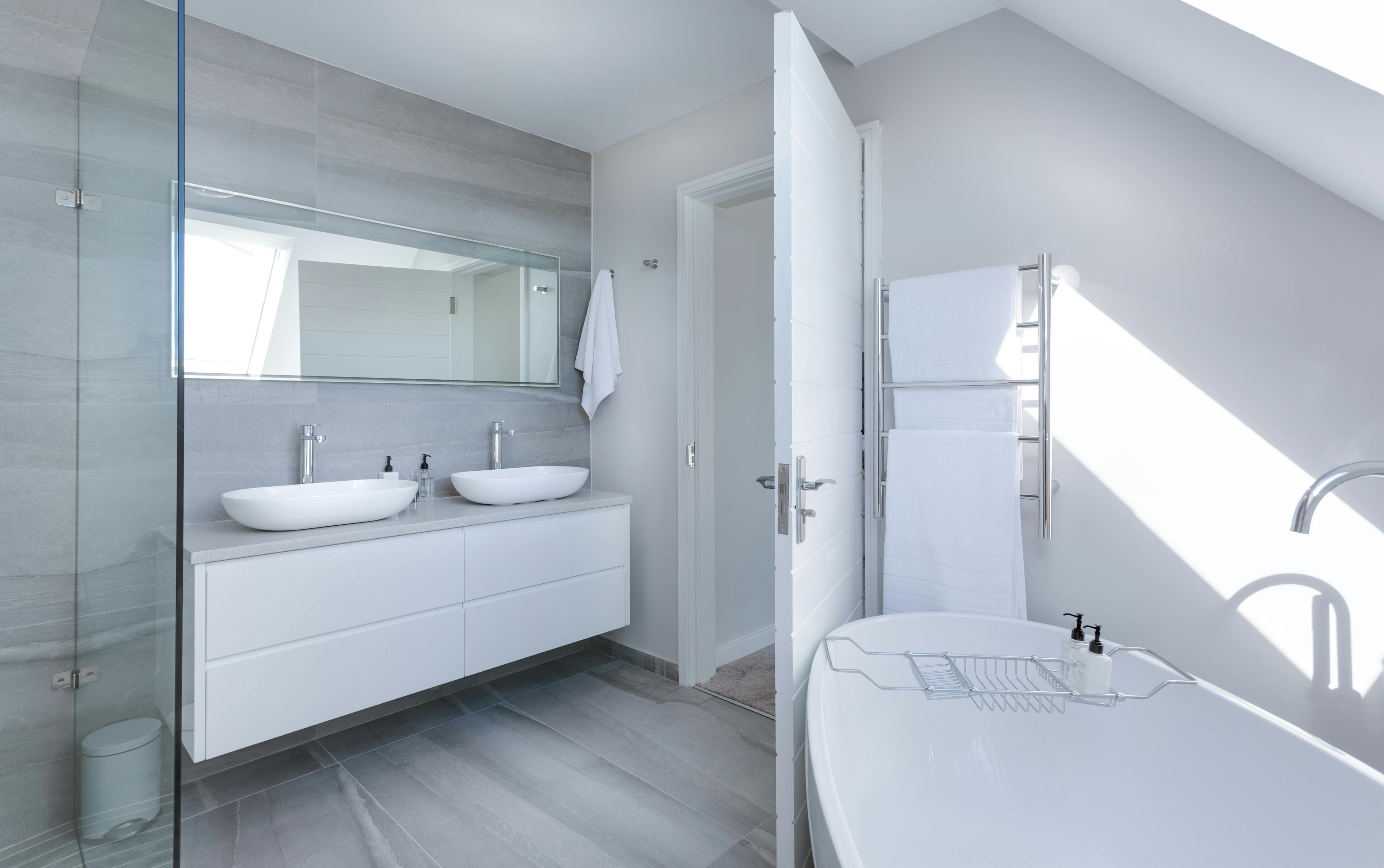 Modern Bathroom β Dallas, TX